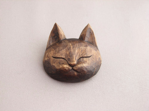 木彫り　細い目の猫ブローチ　1710 2枚目の画像