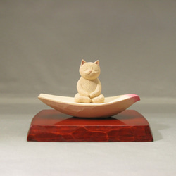 木彫りの蓮弁にのった座禅猫　淡彩色　猫仏さま　仏像ねこシリーズ　2 1枚目の画像