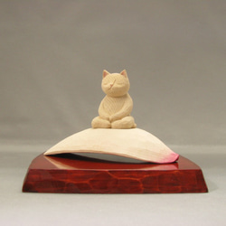 木彫りの蓮弁にのった座禅猫　淡彩色　猫仏さま　仏像ねこシリーズ　2 3枚目の画像