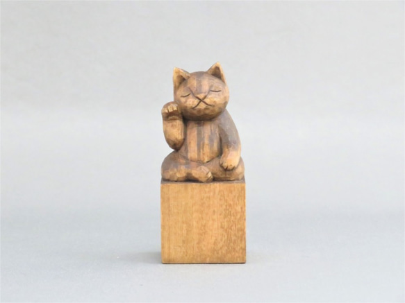 木彫り　右手で招き猫　蜜蝋仕上げ　猫仏2001 1枚目の画像