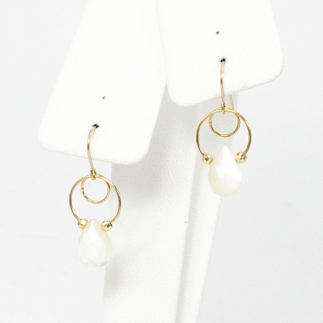 K10 YG 白蝶貝 ブリオレットカット ゴールド ミラーボール ピアス ティアドロップ しずく