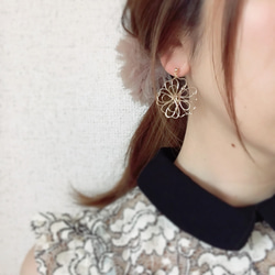 Gold wire flower pierce/earring(A) 2枚目の画像