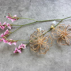Gold wire flower pierce/earring(A) 3枚目の画像