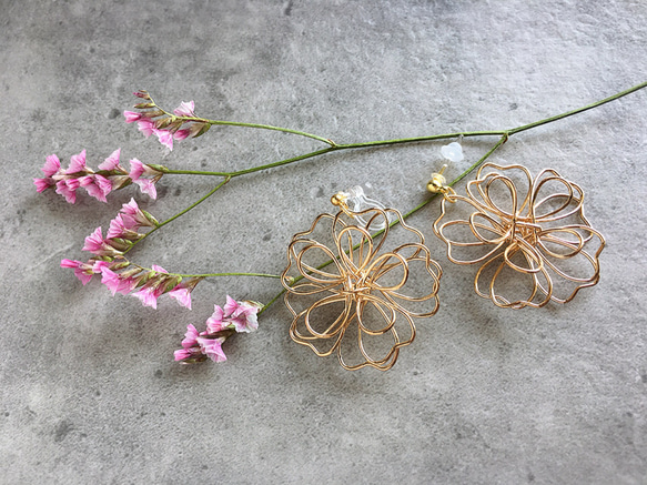 Gold wire flower pierce/earring(A) 3枚目の画像