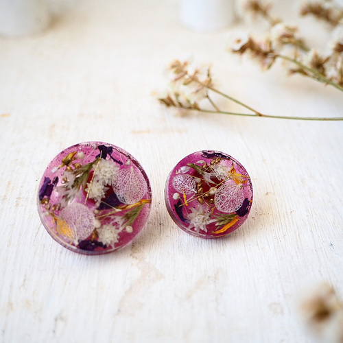 ドライフラワー・レジンピアス(PLUM) ピアス（スタッド・一粒