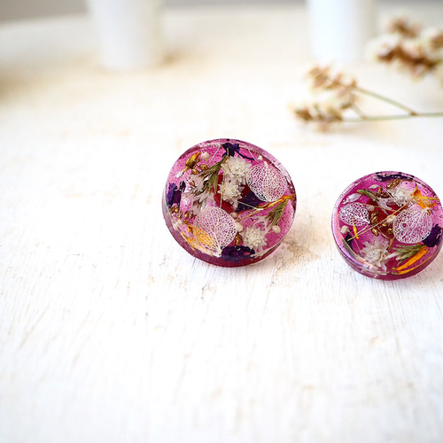 ドライフラワー・レジンピアス(PLUM) ピアス（スタッド・一粒