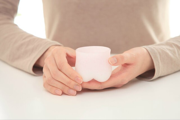 ゆれる桃尻酒器　堀口華江さん作品 美観堂 ☆ ガラス作家 堀口華江さん ☆ ゆれる桃尻グラス