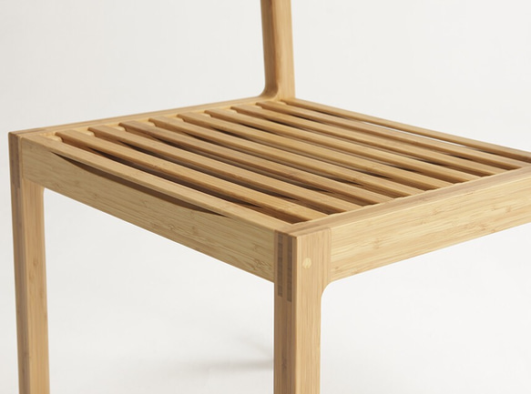 【グッドデザイン賞】竹素材でしなる座り心地の良いダイニングチェア（肘付き）【椅子】 4枚目の画像