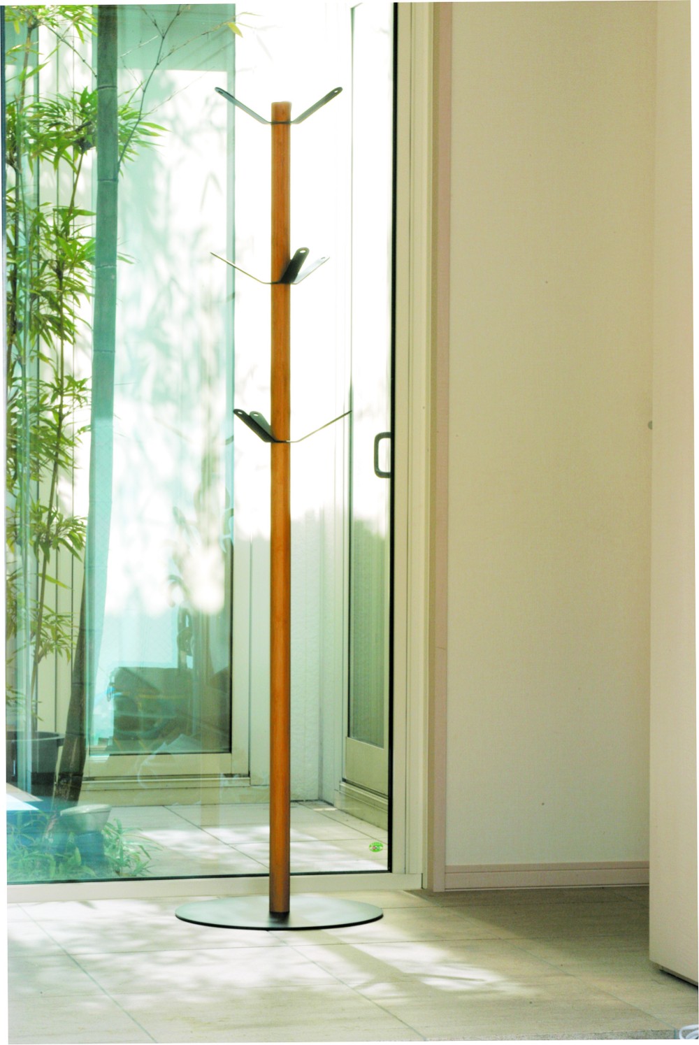 スリムでコンパクトな回転式ハンガーラック【一点ずつ手仕上げ】