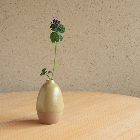 一点もの】クリーム色で丸い備前焼の花瓶 一輪挿し・花瓶・花器