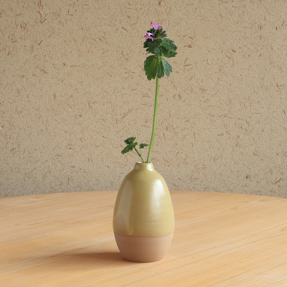 【一点もの】クリーム色で丸い備前焼の花瓶 3枚目の画像