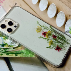 手作りのプレスフラワーフォンケース| iPhone 12 | iPhone 12 Pro |湖畔の小さな花 2枚目の画像