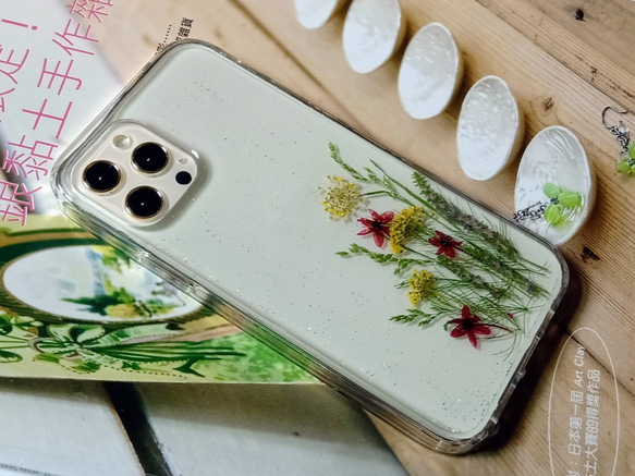 手作押花手機殼 | iPhone 12 | iPhone 12 Pro | 湖邊的小花 第2張的照片