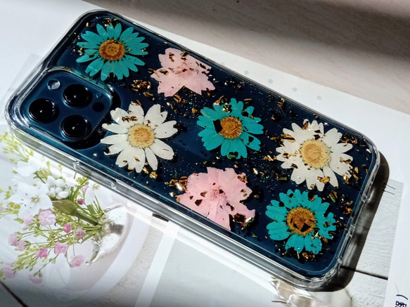 手作りのプレスフラワーフォンケース| iPhone 12 | iPhone 12 Pro |花だけ 4枚目の画像