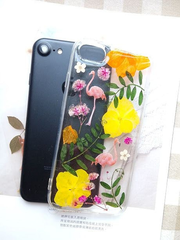 Anny's workshop手作押花手機保護殼，適用型號 iPhone 7, iPhone 8，夏日Flamingos 第3張的照片