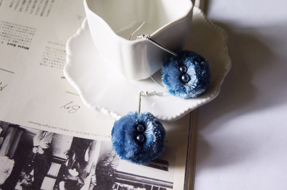 mint neiff I  獨特手工縫製珍珠毛球吊鐘耳環 深海藍 穿式/夾式 第1張的照片