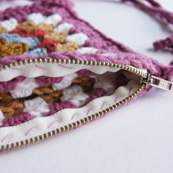 ペディ・グランマのソファ手織りのかぎ針編みポーチバッグII 2枚目の画像
