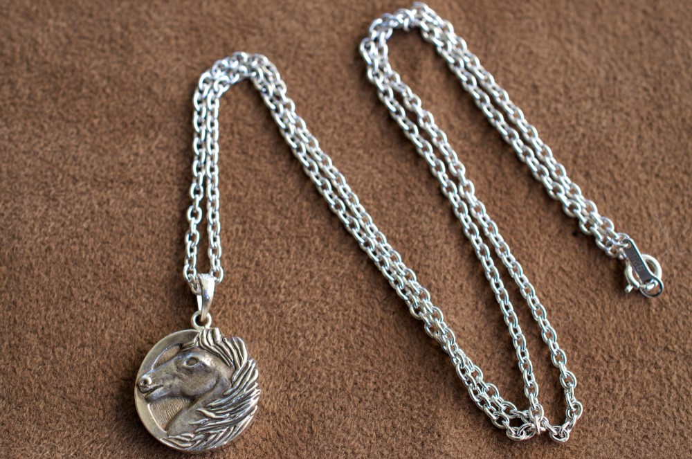 Sv 馬の横顔　ペンダントネックレス