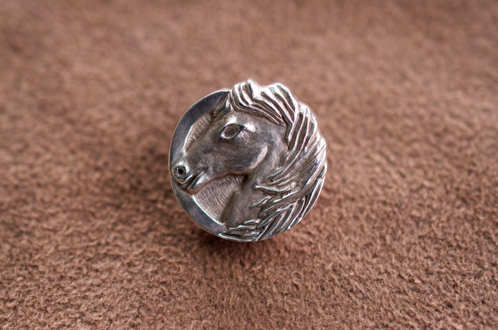 Sv 　馬の横顔　ピンブローチ