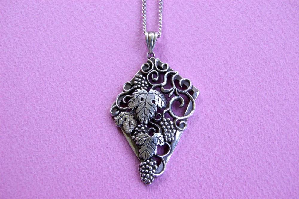 Ｋ１８　葡萄　唐草　ダイヤ入り　ペンダントトップ