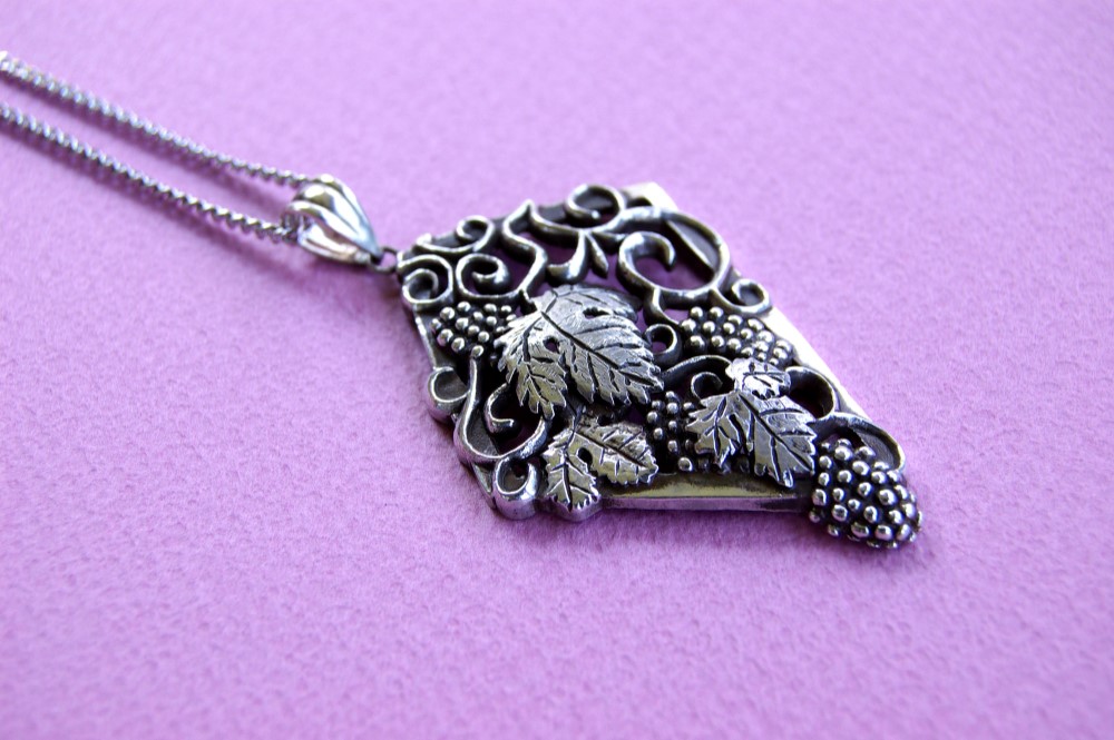 Ｋ１８　葡萄　唐草　ダイヤ入り　ペンダントトップ