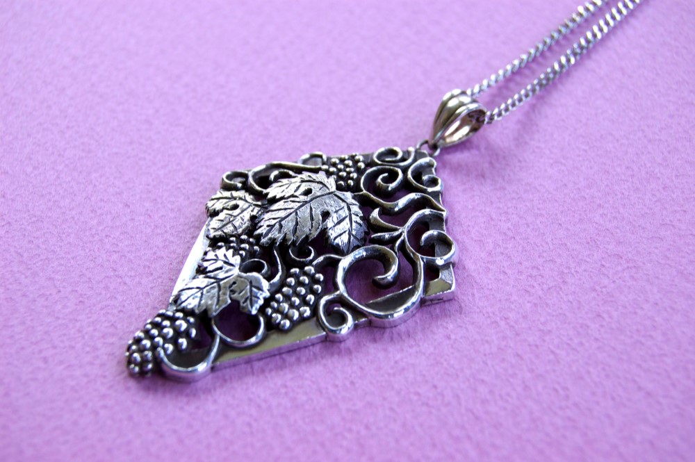 Ｋ１８　葡萄　唐草　ダイヤ入り　ペンダントトップ