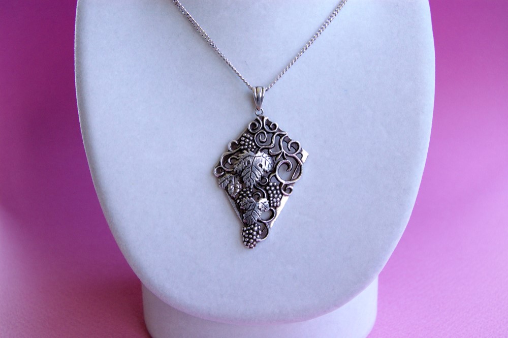 Ｋ１８　葡萄　唐草　ダイヤ入り　ペンダントトップ