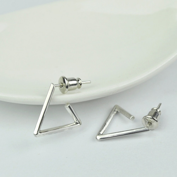 Sterling Silver Triangle Stud Earrings 2枚目の画像