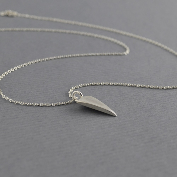 Sterling Silver Matt Triangle Necklace 2枚目の画像