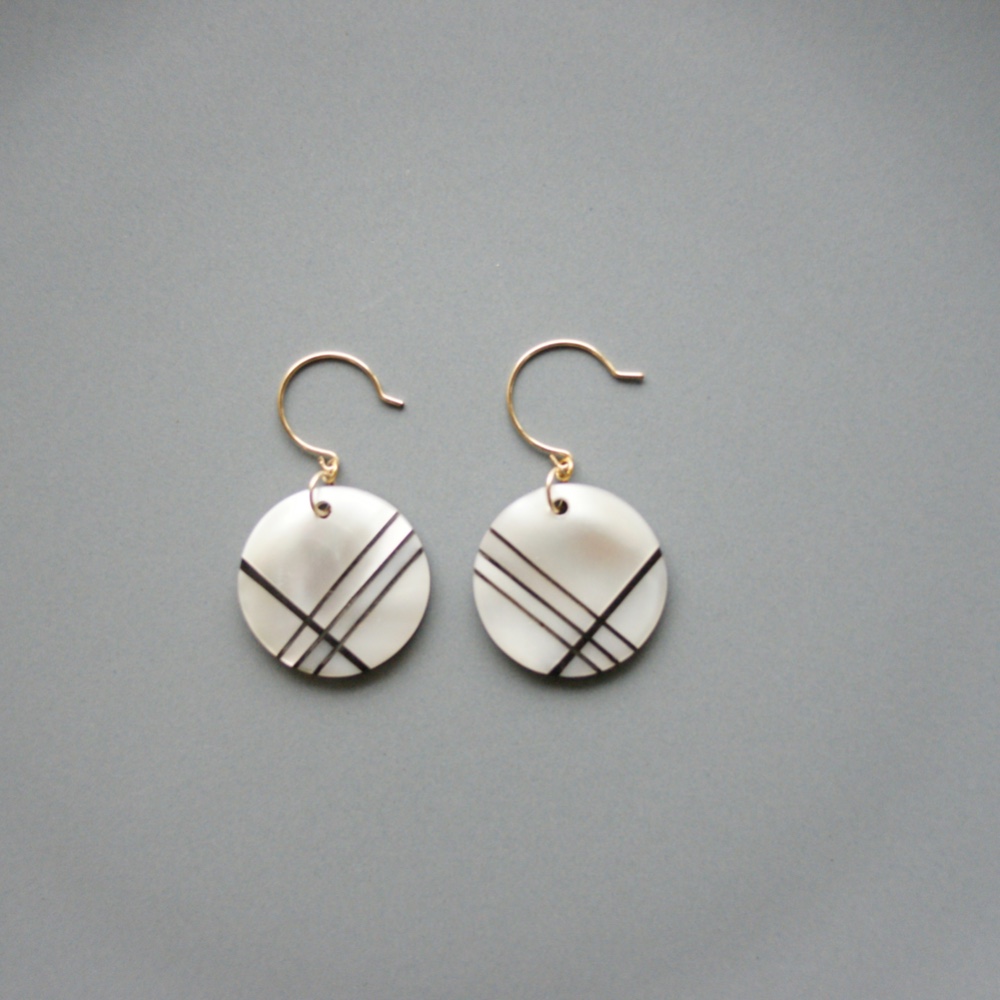 【14金GF】ラインホワイトシェルピアス・イヤリング WH