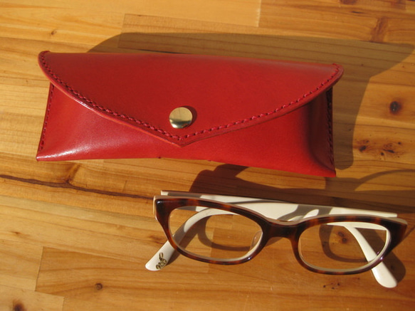 本革　栃木レザー　赤のレザーメガネケース　総手縫い 2枚目の画像