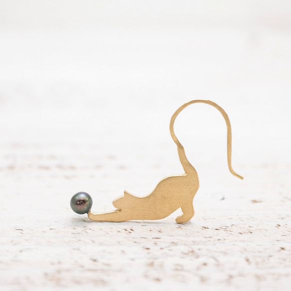 珍珠球戲貓耳環A（一隻耳朵） 第1張的照片