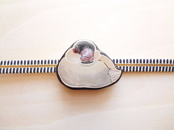 文鳥 漆 帯留めブローチ 1枚目の画像