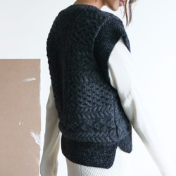 Romana Vest 雙色手工交叉編織羊毛背心 第1張的照片