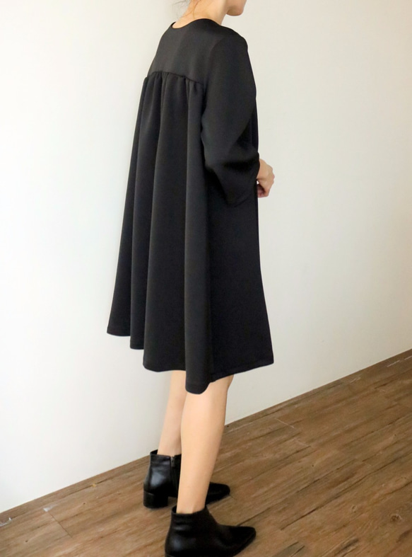 SOIRÉE DRESS  前衛立體感編織棉黑色洋裝 第4張的照片