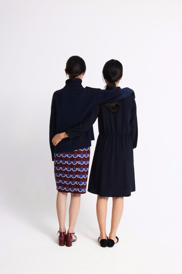 SCALLOP SKIRT (ON THE LEFT) 藍白酒紅印花短裙 第8張的照片