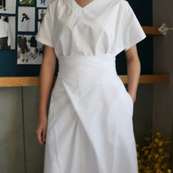 DECONSTRUCT DRESS 白色Ｖ領綁式洋裝 第2張的照片