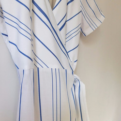 Via Dress 綁帶風裹式藍白條文亞麻洋裝 第6張的照片