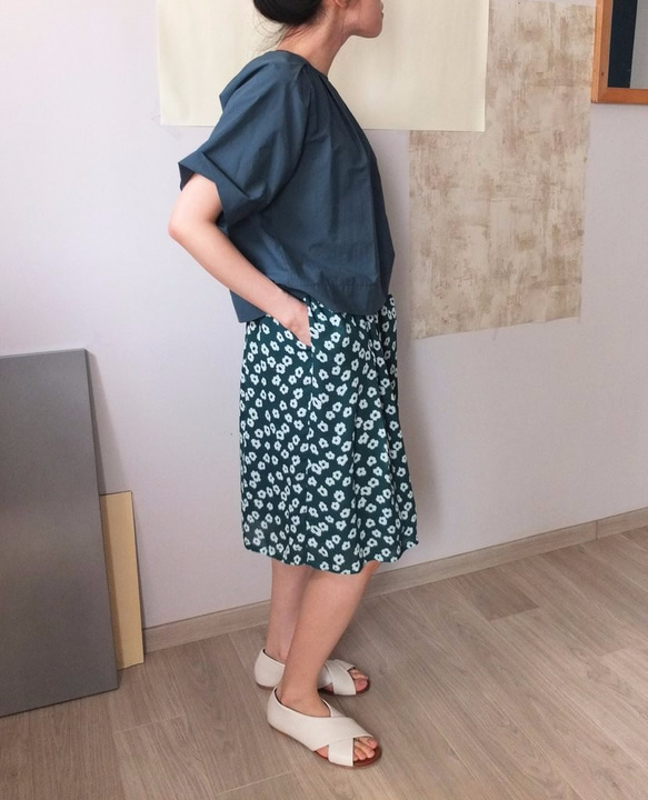 Shito Blouse 孔雀藍綠領口自然摺紋短版上衣 第1張的照片