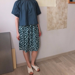 Shito Blouse 孔雀藍綠領口自然摺紋短版上衣 第2張的照片