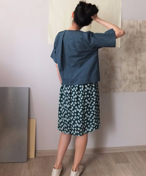 Shito Blouse 孔雀藍綠領口自然摺紋短版上衣 第3張的照片