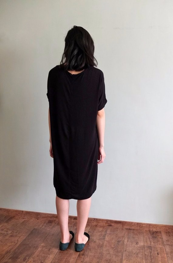 DÉSINVOLTE DRESS 捏摺Ｖ領黑色不規則天絲棉洋裝 第2張的照片