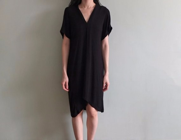 DÉSINVOLTE DRESS 捏摺Ｖ領黑色不規則天絲棉洋裝 第3張的照片