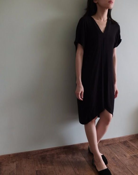 DÉSINVOLTE DRESS 捏摺Ｖ領黑色不規則天絲棉洋裝 第4張的照片