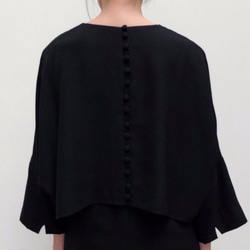 DEVONS DRESS  黑色空間感雙層次裝飾排扣和服袖洋裝 第2張的照片