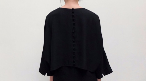 DEVONS DRESS  黑色空間感雙層次裝飾排扣和服袖洋裝 第2張的照片