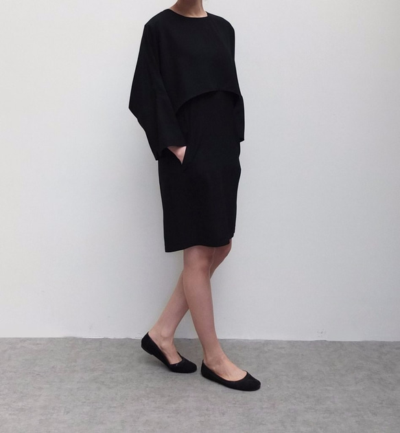 DEVONS DRESS  黑色空間感雙層次裝飾排扣和服袖洋裝 第3張的照片