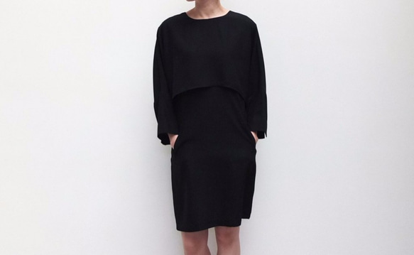 DEVONS DRESS  黑色空間感雙層次裝飾排扣和服袖洋裝 第4張的照片