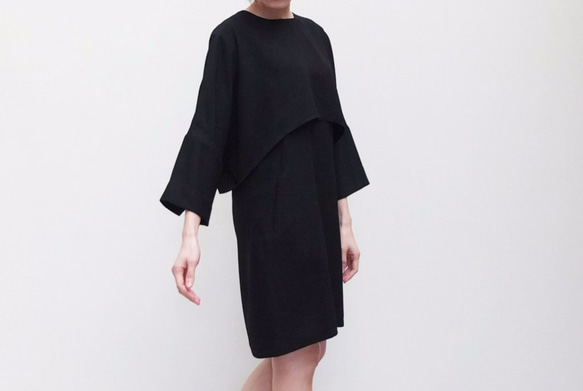 DEVONS DRESS  黑色空間感雙層次裝飾排扣和服袖洋裝 第8張的照片