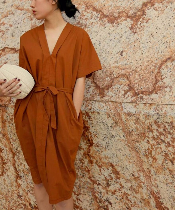 CARAMEL DRESS  焦糖色和服輪廓V領襯衫式洋裝 第4張的照片